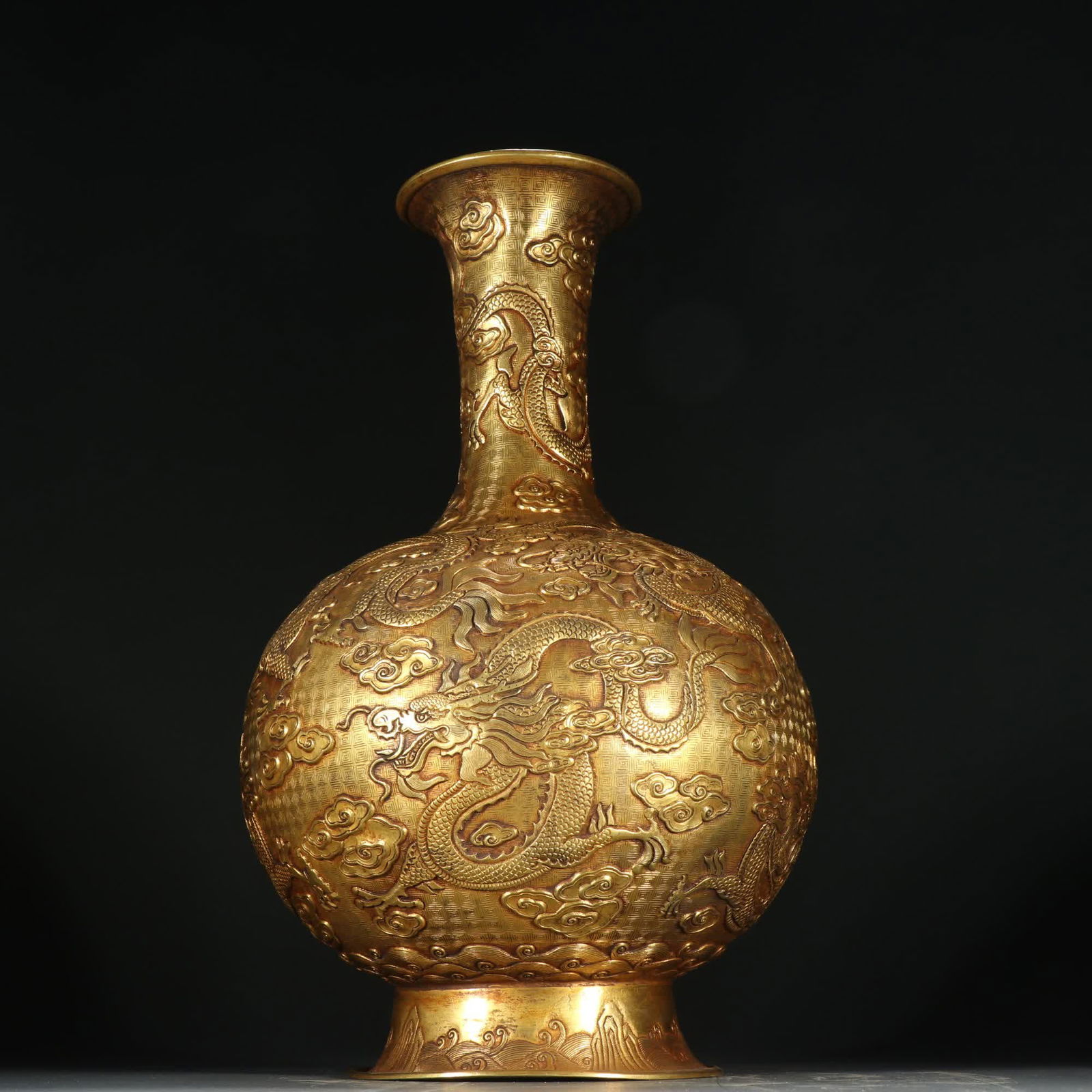A Qing Dynasty copper gilt cloud dragon pattern vase: Qing Dynasty copper gilt cloud dragon pattern vase SIZE: Height 31cm width 19cm Weight 1840g (The Dimensions Of All Batches Are Manually Measured.If You Need More Detailed Information, Please Contact