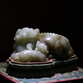 A Qing Dynasty Hetian jade lion ornament