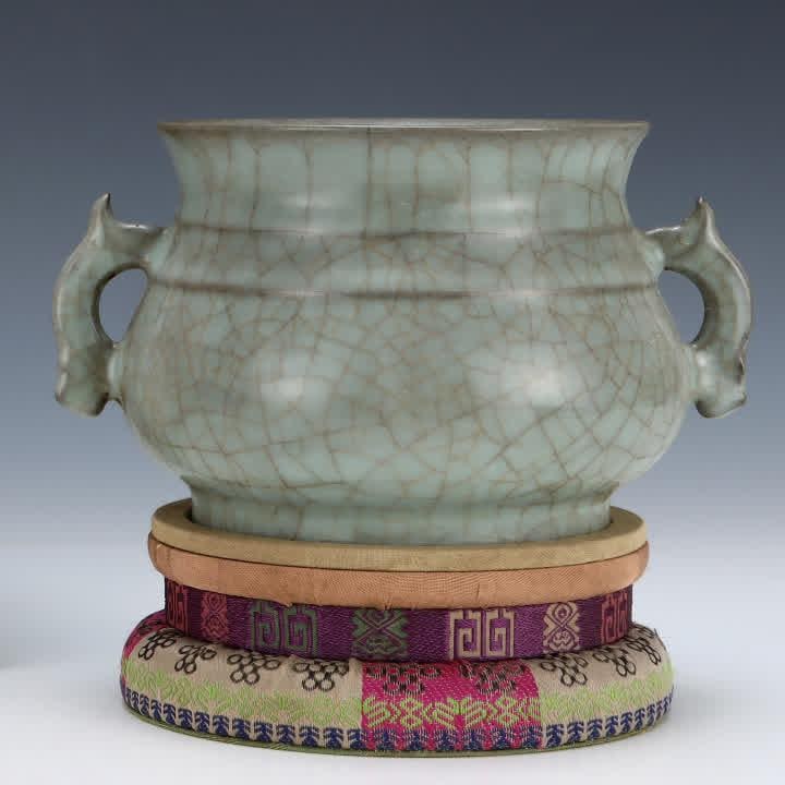 A Song official kiln gray blue glaze amphora: Song official kiln gray blue glaze amphora SIZE: H: 11cm Abdominal diameter 18.5cm (The Dimensions Of All Batches Are Manually Measured.If You Need More Detailed Information, Please Contact Our Custom