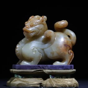 A jade beast of the Qing Dynasty and Han Dynasty