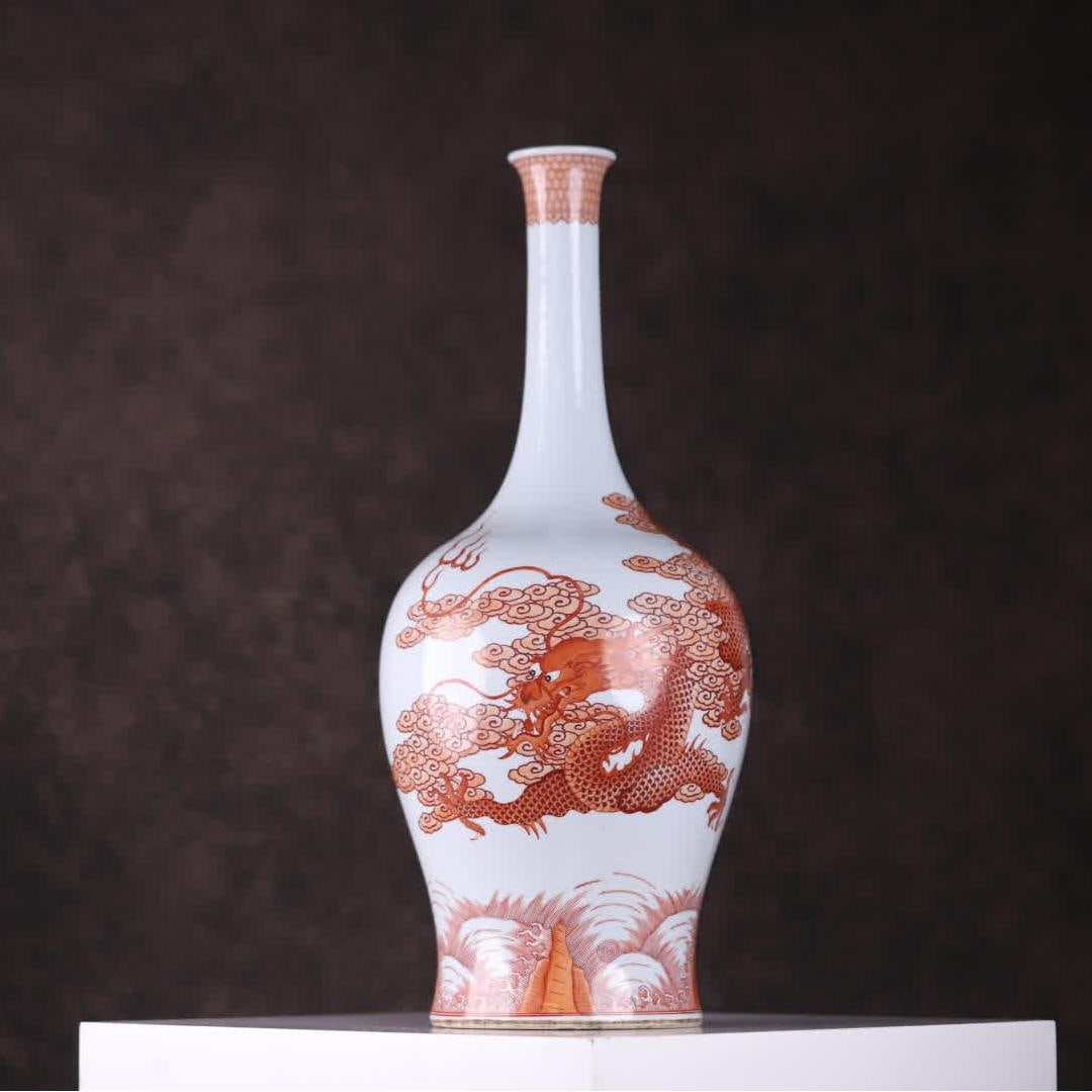 A Ming Dynasty alum red dragon pattern long-necked bottle: Ming Dynasty alum red dragon pattern long-necked vase is made of white porcelain, the whole body is covered with white glaze as the ground, and the glaze color is glossy and white; The bottle body is