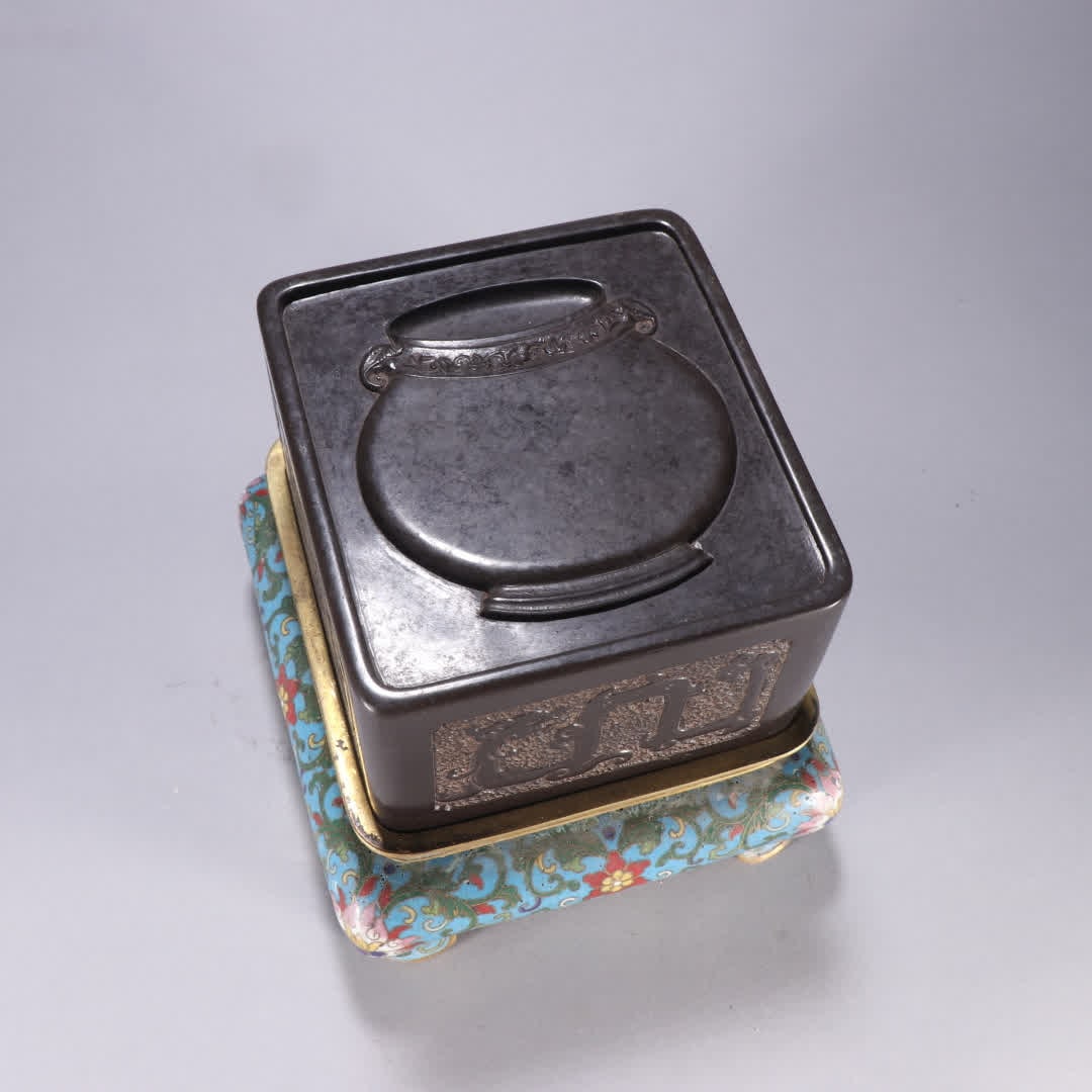 A piece of end stone vase inkstone: The end stone is a vase inkstone SIZE: H:6.8cm W:12.1cm W:2463.4g (The Dimensions Of All Batches Are Manually Measured.If You Need More Detailed Information, Please Contact Our Customer Service