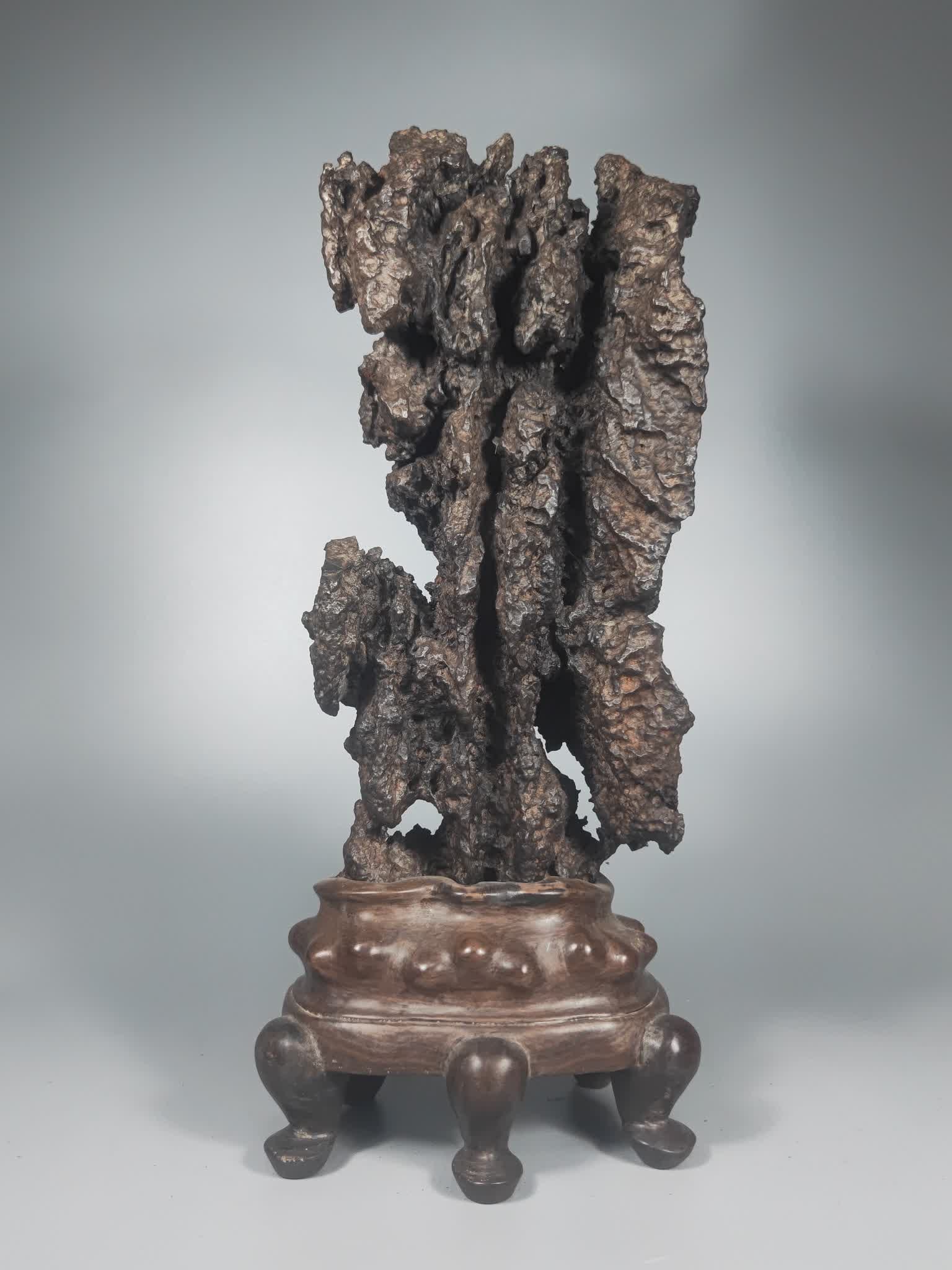 A piece of Qing Dynasty classical stone: Qing Dynasty classical stone natural form skin shell SIZE: With base H: 41cm W: 16cm T: 8cm 4.75kg (The Dimensions Of All Batches Are Manually Measured.If You Need More Detailed Information, Please Co