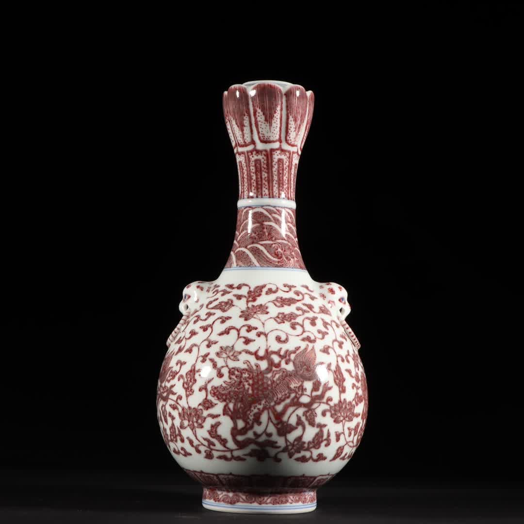 A red beast ear bottle in Qing Qianlong glaze: Qing Qianlong glazed red beast ear bottle SIZE: H: 25cm Diameter 3.6cm Belly D: 12cm Bottom diameter 6.6cm (The Dimensions Of All Batches Are Manually Measured.If You Need More Detailed