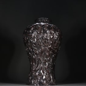 A Qing Dynasty rosewood nodule study vase