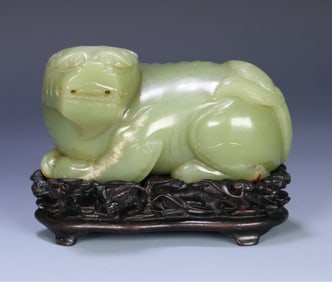 A Qing Dynasty Hetian topaz mother auspicious beast ornament