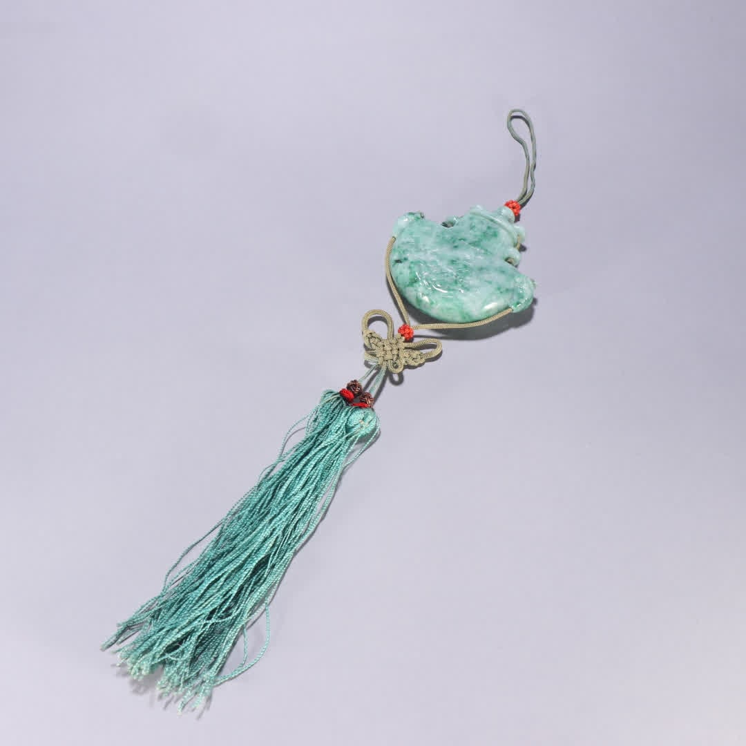 A Qing Dynasty jade amphora hanging bottle (1 of 9)