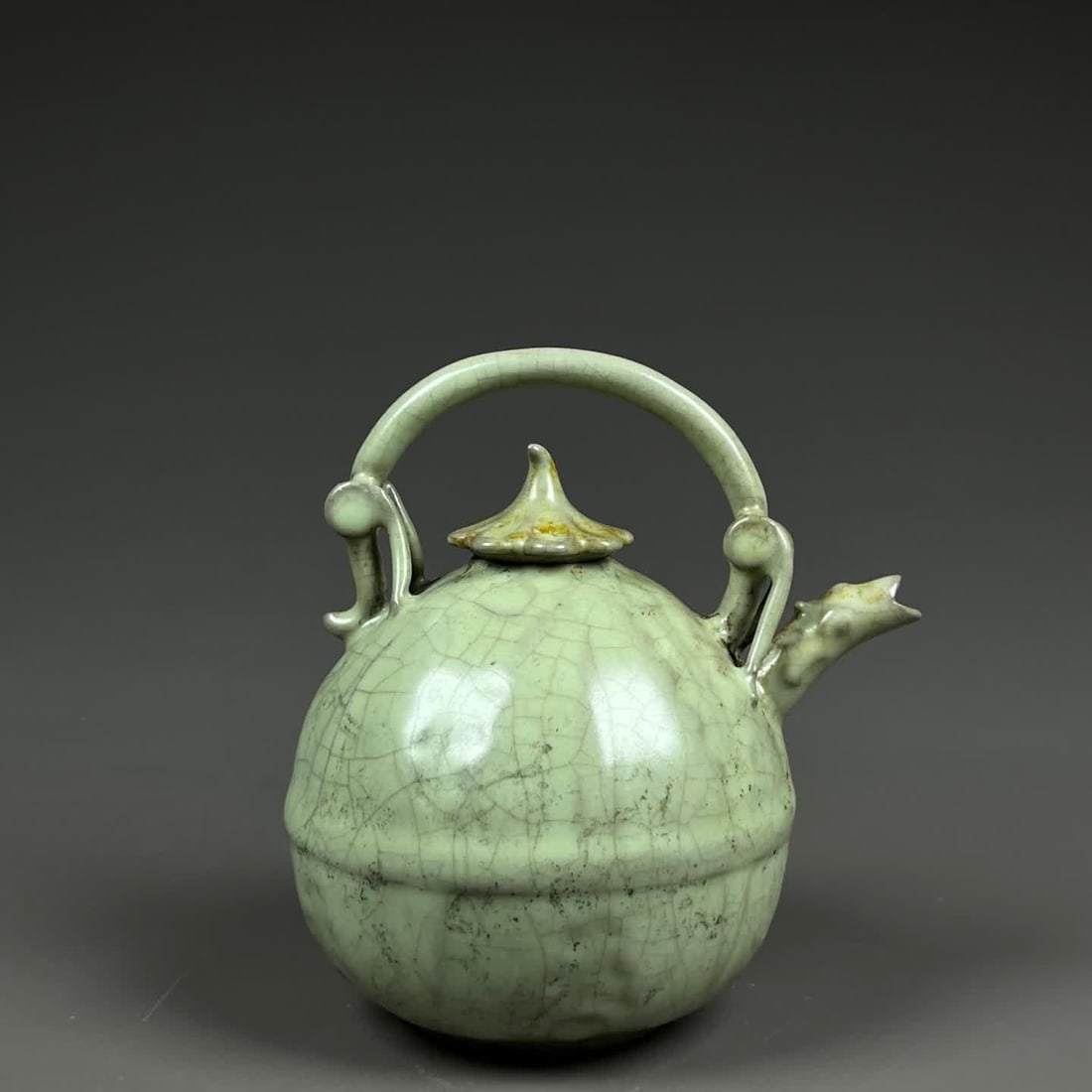 A piece of Song Ru kiln moon white glaze dragon head lifting beam pot (1 of 7)
