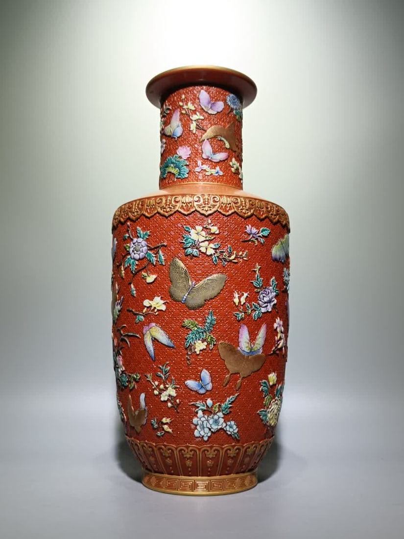 A Qing Dynasty Qianlong pastel coral red tortoise shell pattern carved butterfly love flower stick: Qing Dynasty Qianlong pastel coral red tortoise shell pattern carved butterfly love flower stick cone SIZE: H: 41.3cm Belly D: 18.5cm (The Dimensions Of All Batches Are Manually Measured.If You Need M