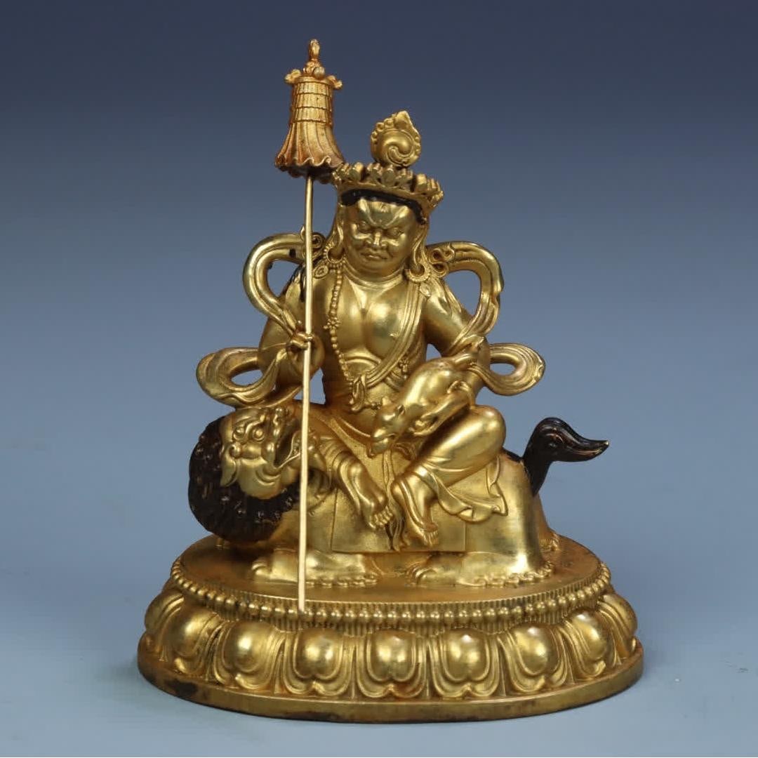 A seated statue of the King of Heavenly King in copper gilt in the Qing Dynasty (1 of 11)