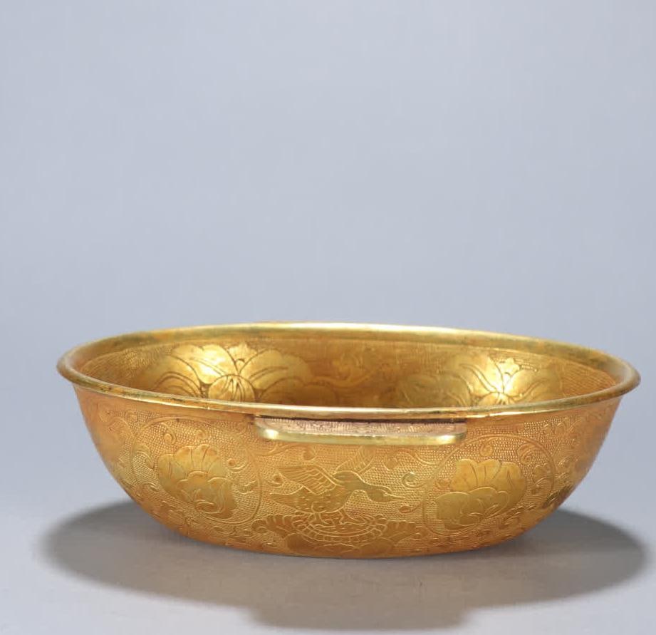 A piece of copper gilt pattern ear cup: Copper gilt patterned ear cup SIZE: H:3.3cm W:11.4cm W:255.8g (The Dimensions Of All Batches Are Manually Measured.If You Need More Detailed Information, Please Contact Our Customer Service Before Bid