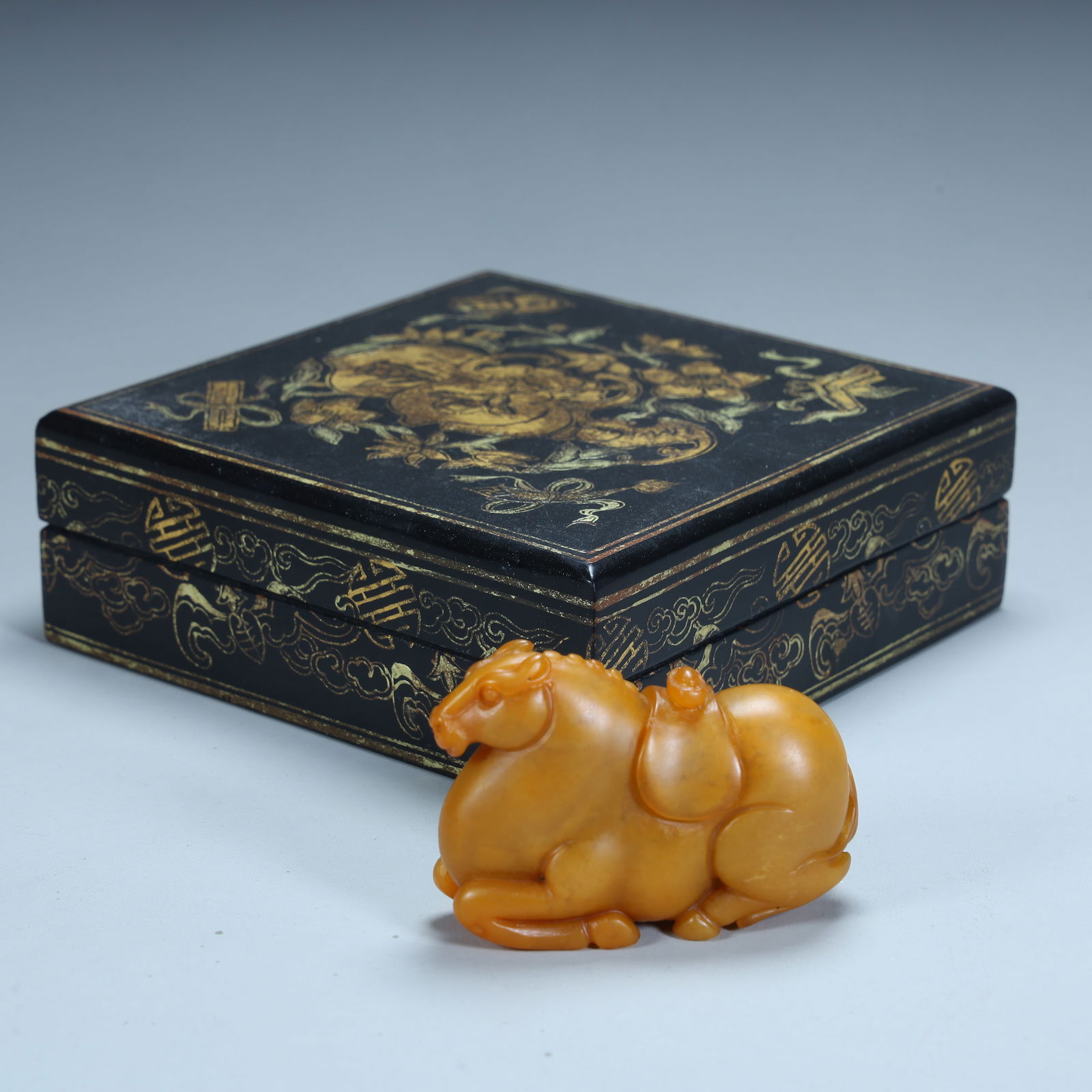 A Qing Dynasty lacquerware box with Shoushan stone immediately marquis ornament (1 of 10)