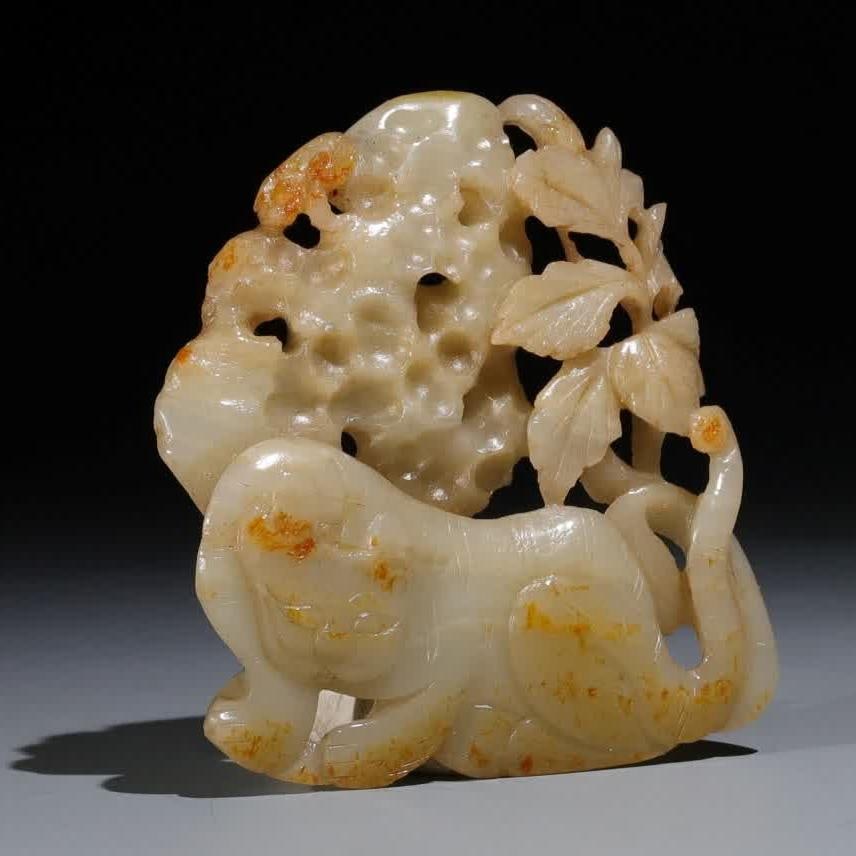 A piece of Qing Dynasty jujube red skin tiger roaring mountain forest tile pendant: The jujube red skin tiger roar mountain forest tiles and pendants, the seed material is warm and heavy, the jujube red skin color is clear and colorful, the pulp is naturally oval and the whole body