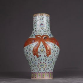 A Qing Qianlong pastel entwined lotus gold-painted leather ball flower baggage bottle