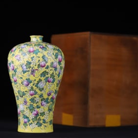 A Qing Dynasty yellow pastel melon butterfly continuous pattern plum bottle