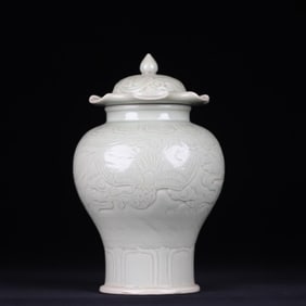 A Song Dynasty Longquan celadon carved phoenix pattern lotus leaf lid jar