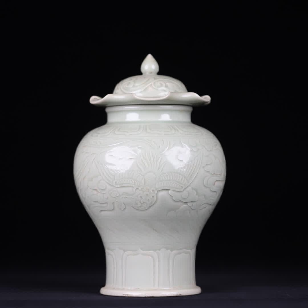 A Song Dynasty Longquan celadon carved phoenix pattern lotus leaf lid jar (1 of 9)