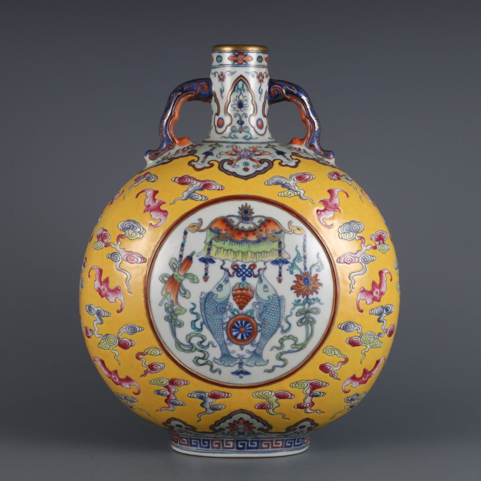 A yellow pastel auspicious auspicious flat bottle made in the Qianlong period of the Qing Dynasty: Qing Qianlong year yellow pastel auspicious auspicious double amphora SIZE: H: 31.6cm Belly diameter 25cm (The Dimensions Of All Batches Are Manually Measured.If You Need More Detailed Information, Pl