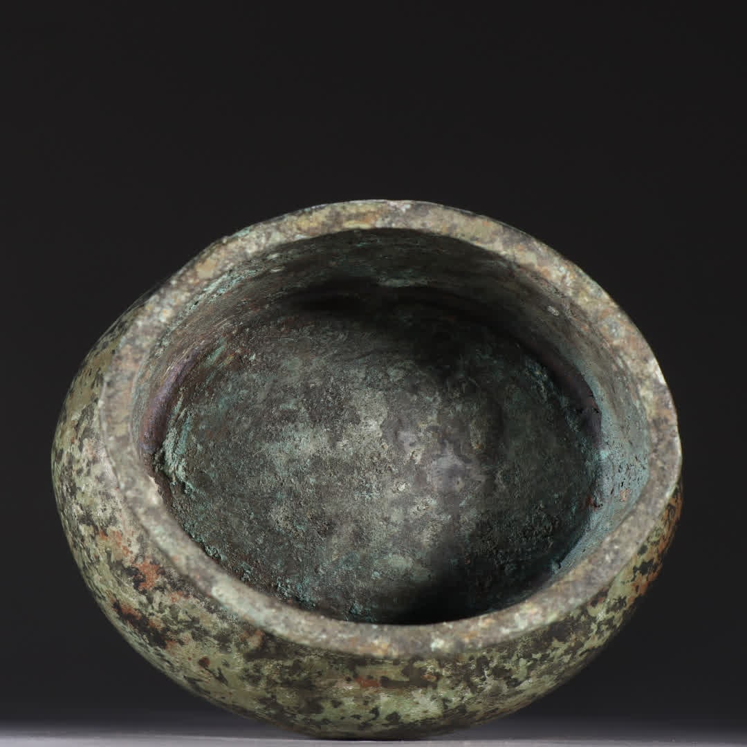 A bronze cup - 6
