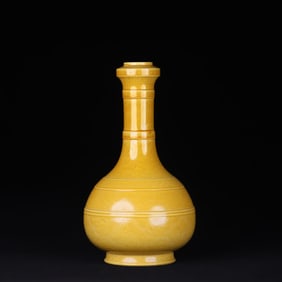 A Qing Kangxi yellow glaze dark engraved dragon pattern garlic bottle