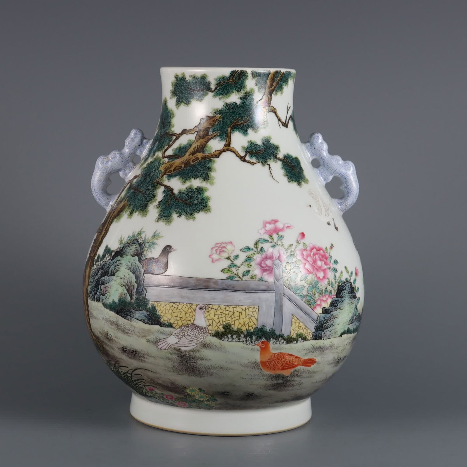 A pastel peace dove ruyi ear vase made in the Qianlong period of the Qing Dynasty: Qing Qianlong year pastel peace dove ruyi ear vase SIZE: H: 25.2cm Belly diameter 18.5cm Caliber 9.5cm (The Dimensions Of All Batches Are Manually Measured.If You Need More Detailed Information,