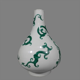 A Qing Dynasty green grass gentian bottle has a punch line at the bottom