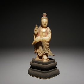 A piece of Qing Dynasty Shoushan hibiscus stone painted Guanyin
