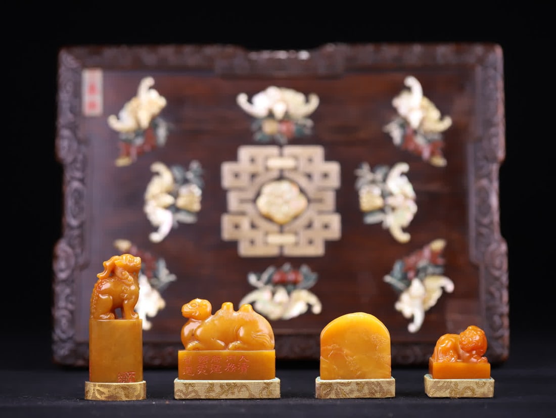 A set of Qing Dynasty rosewood treasure inlaid Fushou pattern cover box with Tian Huang seal: Qing Dynasty Zitan Baibao inlaid Fushou pattern cover box with Tianhuang seal A set of lid boxes are made of rosewood as a tire, in the form of a rectangle, the box surface adopts the hundred treasure