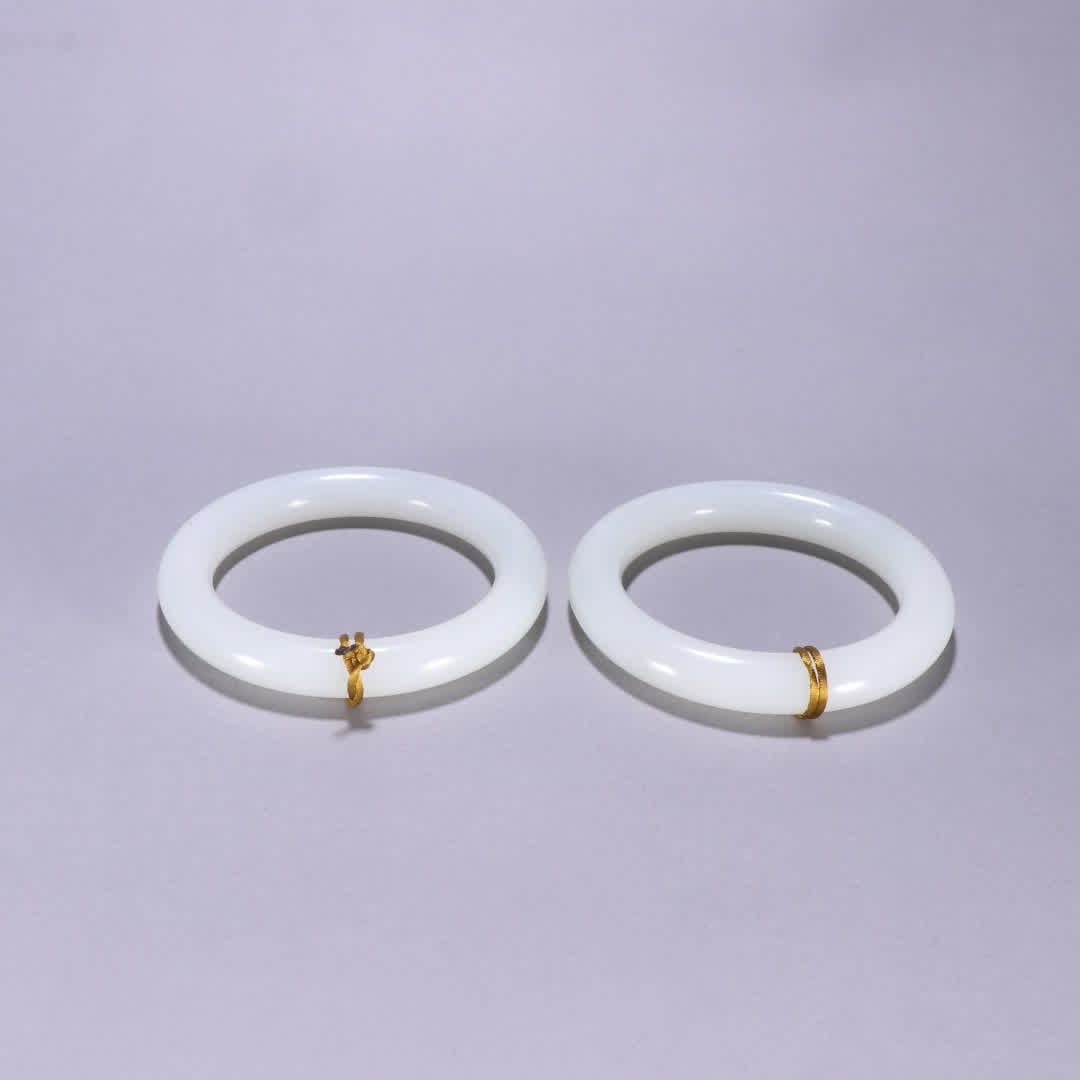 A pair of Qing Dynasty Hetian jade bracelets (1 of 9)
