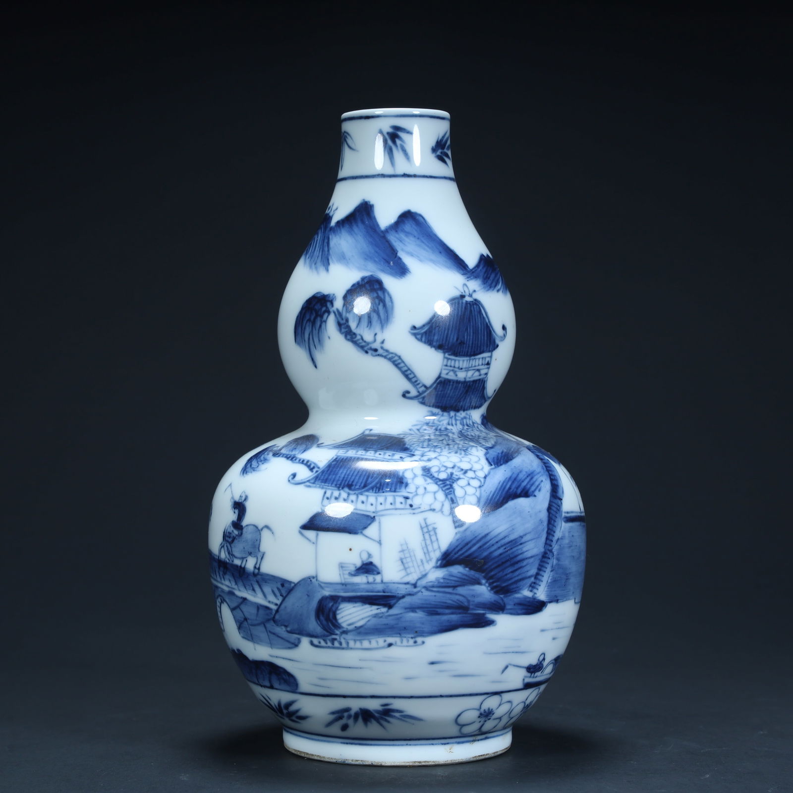 A gourd bottle with a blue and white landscape character pattern in the Qing Dynasty (1 of 13)