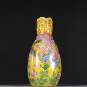 A Qing Dynasty material vessel painted enamel phoenix pattern baggage bottle
