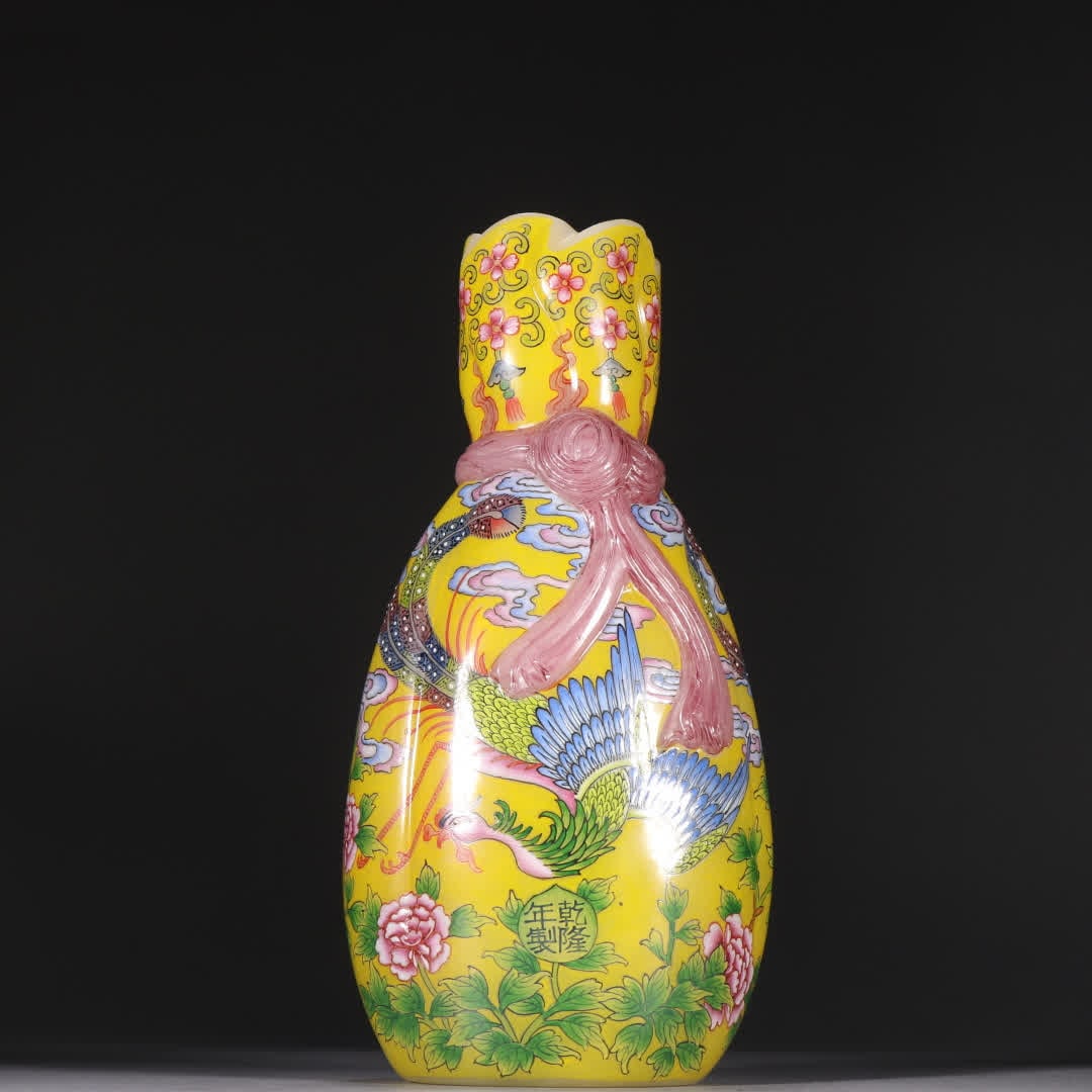 A Qing Dynasty material vessel painted enamel phoenix pattern baggage bottle: Qing Dynasty material vessel painting enamel phoenix pattern baggage bottle SIZE: H:19.5cm W:9.7cm W:566.9g (The Dimensions Of All Batches Are Manually Measured.If You Need More Detailed Information,
