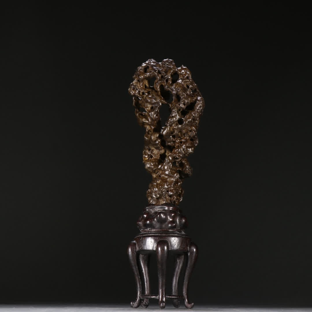 A strange stone mountain ornament (1 of 9)