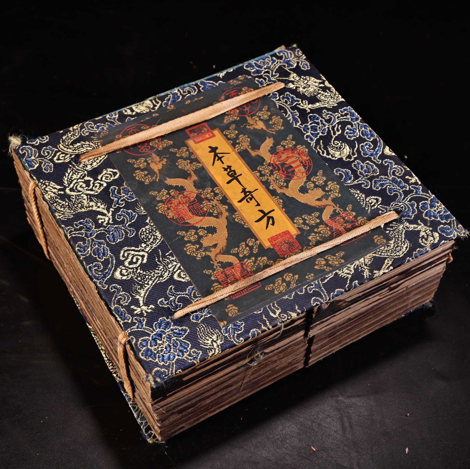 An ancient book of medical books in the Qing Dynasty (1 of 10)