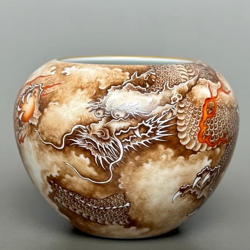 A piece of Yongzheng sauce color dragon cloud spit beads and washed with gold painting: Yongzheng sauce color dragon cloud spit beads gold painting washing SIZE: Diameter 5.6cm H: 7cm Belly diameter 9cm Bottom diameter 4cm (The Dimensions Of All Batches Are Manually Measured.If You Need