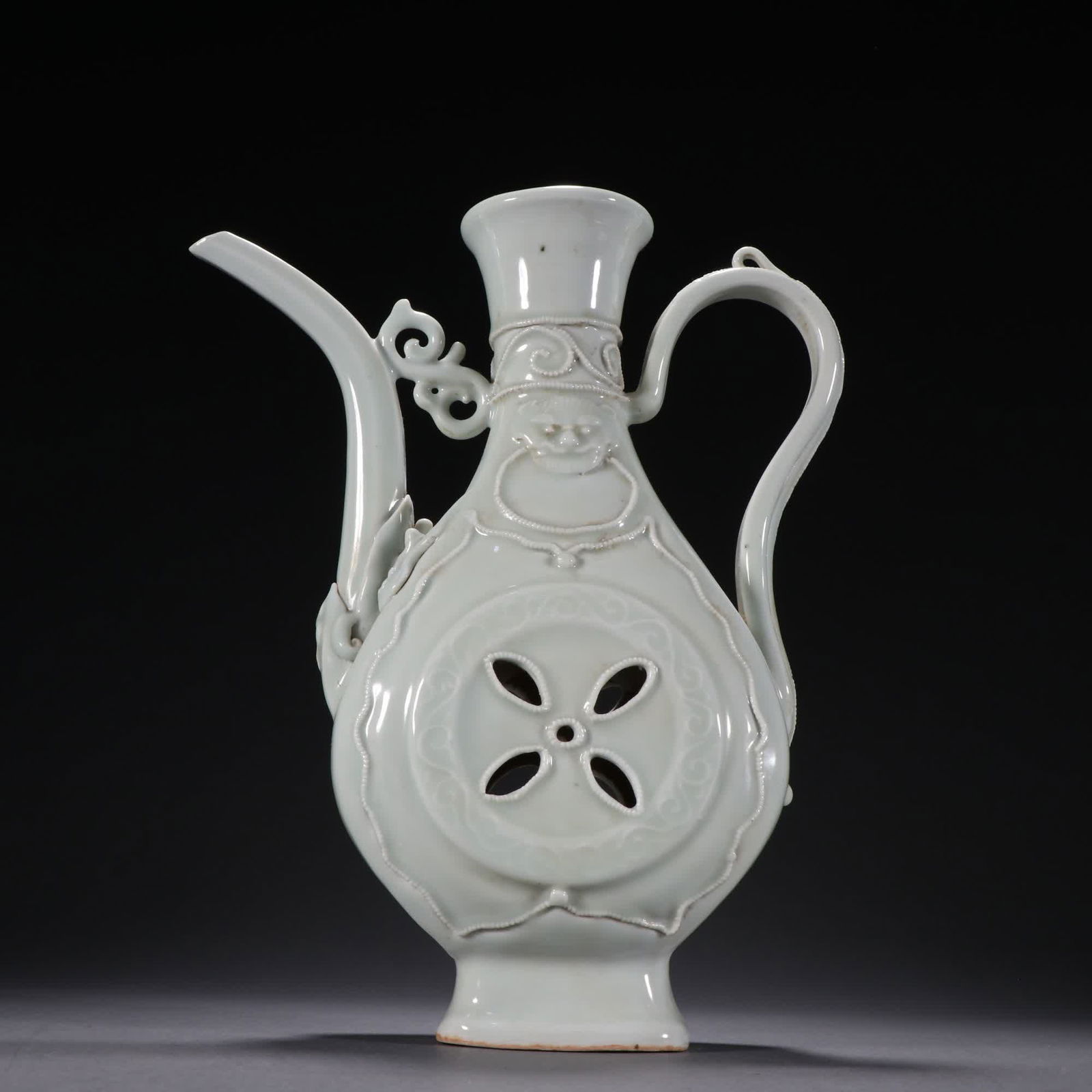 A bean celadon animal face pattern pot (1 of 9)