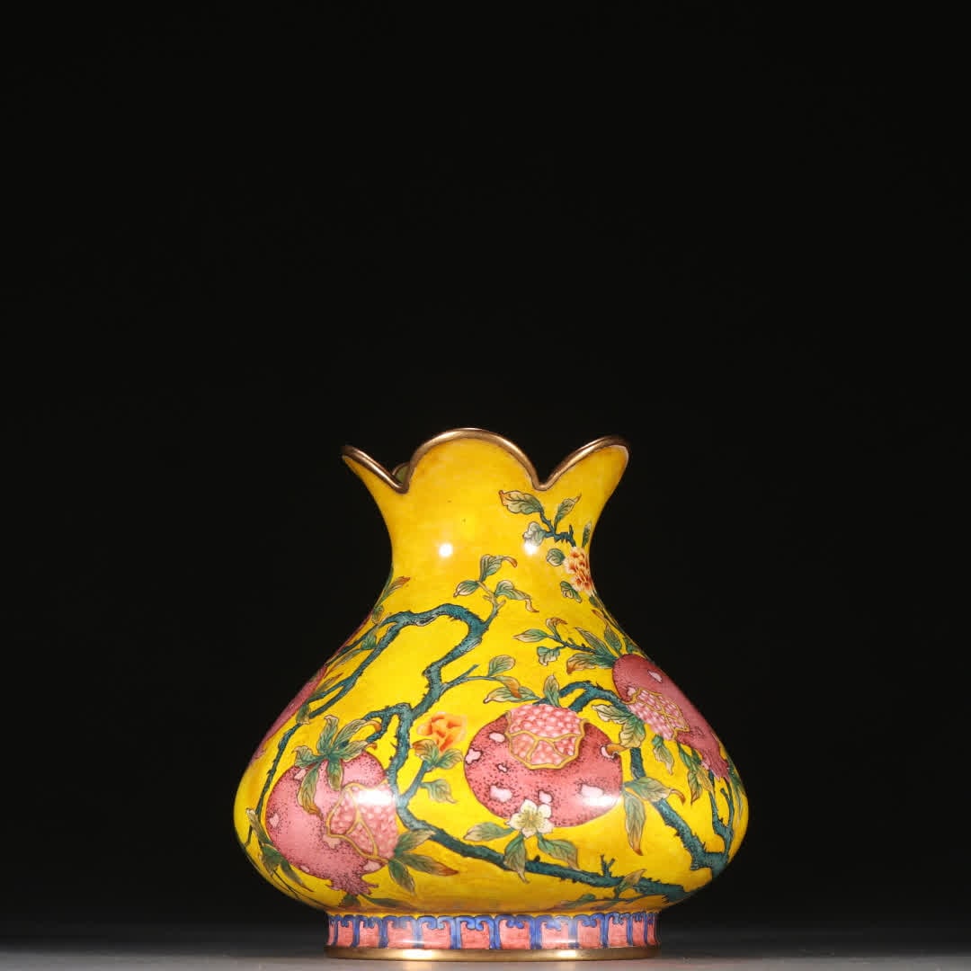 A piece of Qing Dynasty copper tire painting enamel "many children and many blessings" pomegranate: Qing Dynasty copper tire painting enamel "many children and many blessings" pomegranate statue SIZE: H:9.7cm W:9.4cm W:213.2g (The Dimensions Of All Batches Are Manually Measured.If You Need More Deta