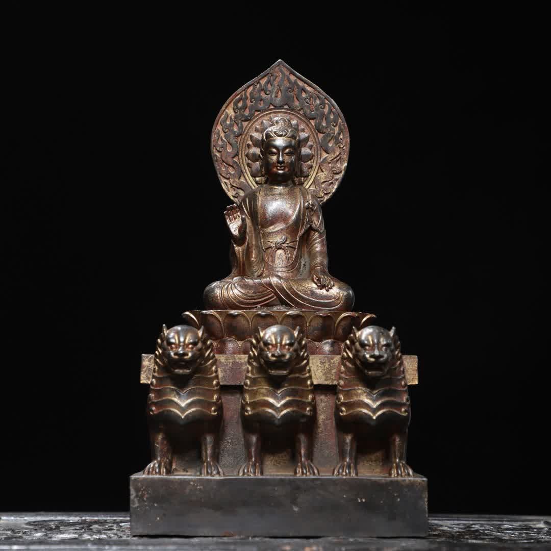 A bronze gold statue of the Buddha of the Northern Wei Dynasty (1 of 9)