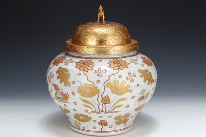 A Yuan dripping powder gold-painted lotus leaf mandarin duck jar