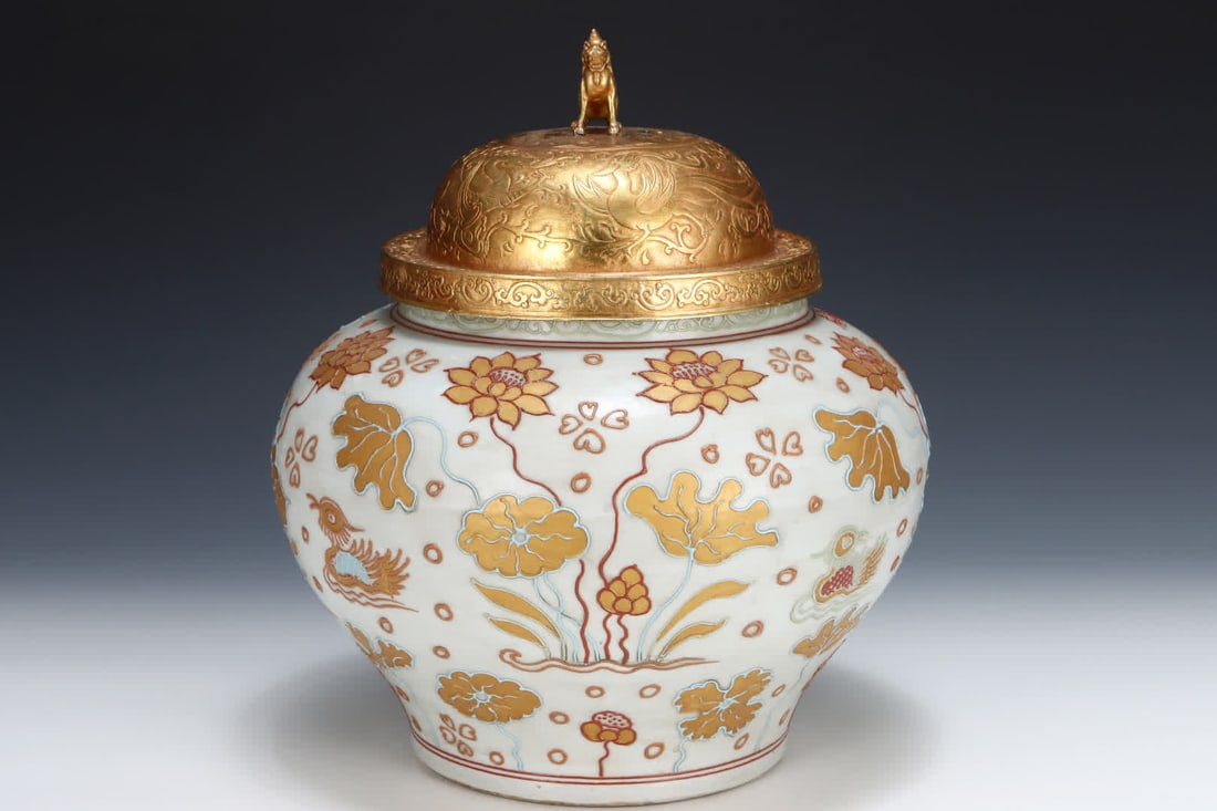 A Yuan dripping powder gold-painted lotus leaf mandarin duck jar (1 of 7)