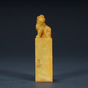 A piece of Qing Dynasty Tian Huangshi "Auspicious Beast Button Inscription Seal"