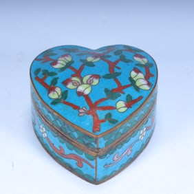 A Qing Dynasty copper tire cloisonné enamel peach pattern heart-shaped lid box