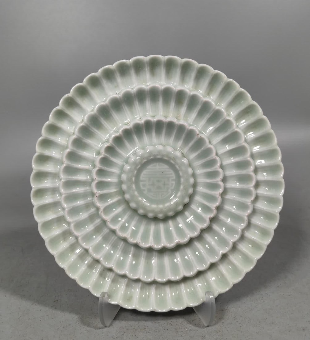 A Qing Dynasty Qing Yongzheng pink celadon glazed chrysanthemum petal longevity tray (1 of 8)