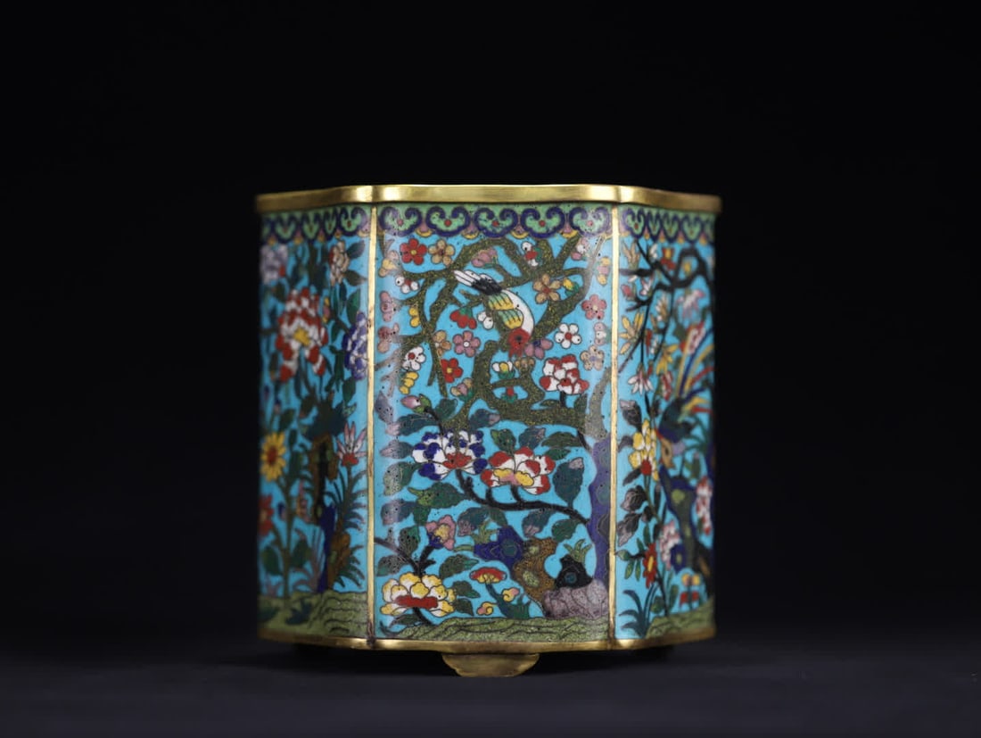 A Qing Dynasty Qianlong cloisonné flower and bird pattern sunflower mouth pen holder: Qing Dynasty Qianlong cloisonné flower and bird pattern sunflower mouth pen holder is made of copper tire cloisonné enamel process, the carcass is thick and regular, and the shape of the pen is Kuik