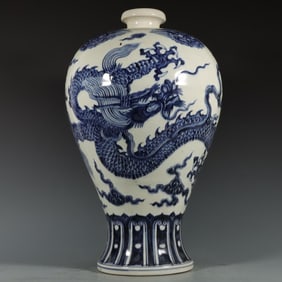 A Ming Xuande blue and white dragon pattern plum vase