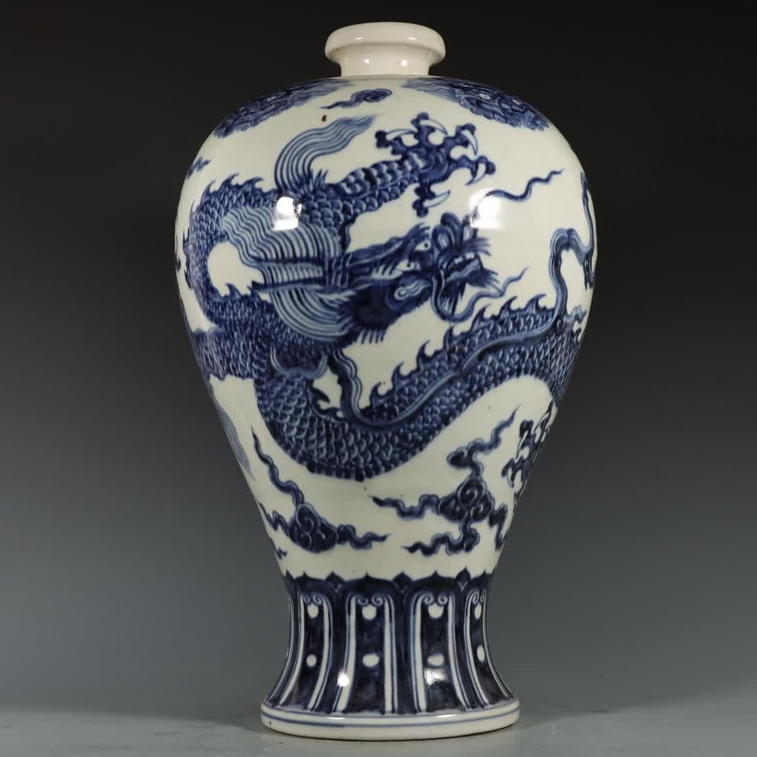 A Ming Xuande blue and white dragon pattern plum vase (1 of 9)