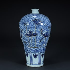 A Qing Dynasty blue and white stacked plastic "Lotus Pond Crane Heron" patterned plum bottle