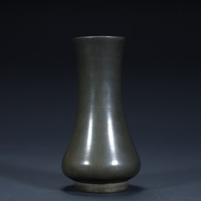 A Qing Dynasty tin long-necked bottle