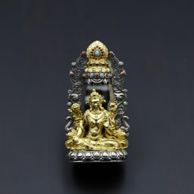 A pendant of the green Tara statue of heaven and earth