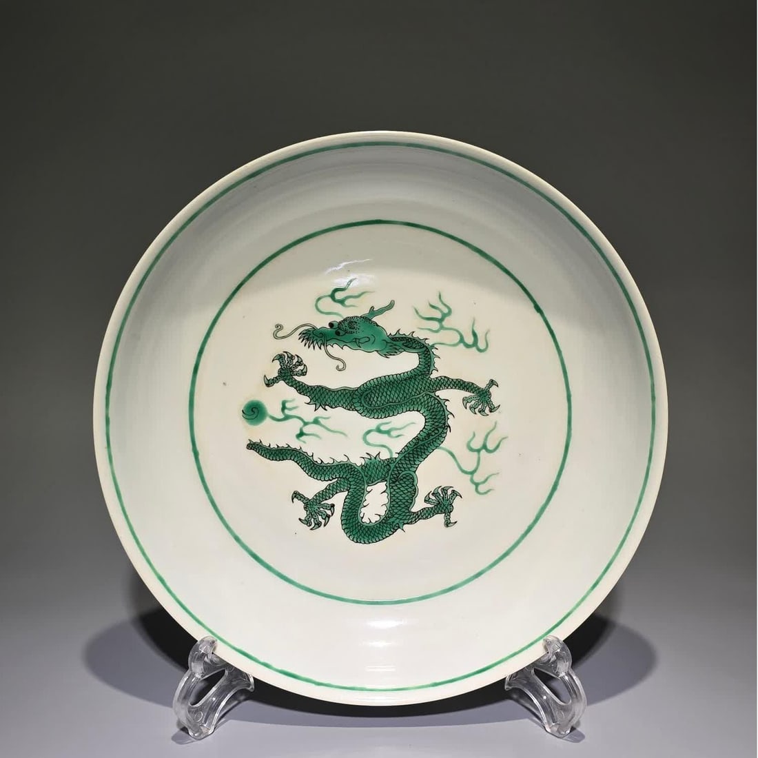 A green dragon plate of Qing Tongzhi: Qing Tongzhi green dragon plate SIZE: D:27cm H:4.8cm (The Dimensions Of All Batches Are Manually Measured.If You Need More Detailed Information, Please Contact Our Customer Service Before Bidding.)